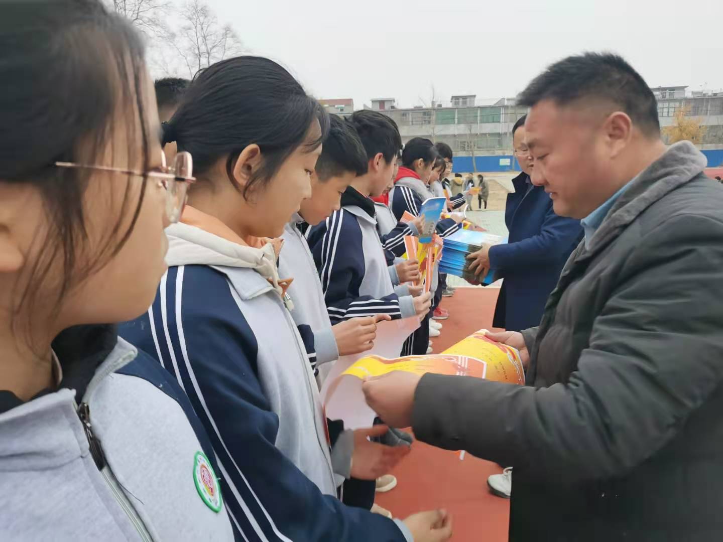 草桥中学举行期中表彰大会