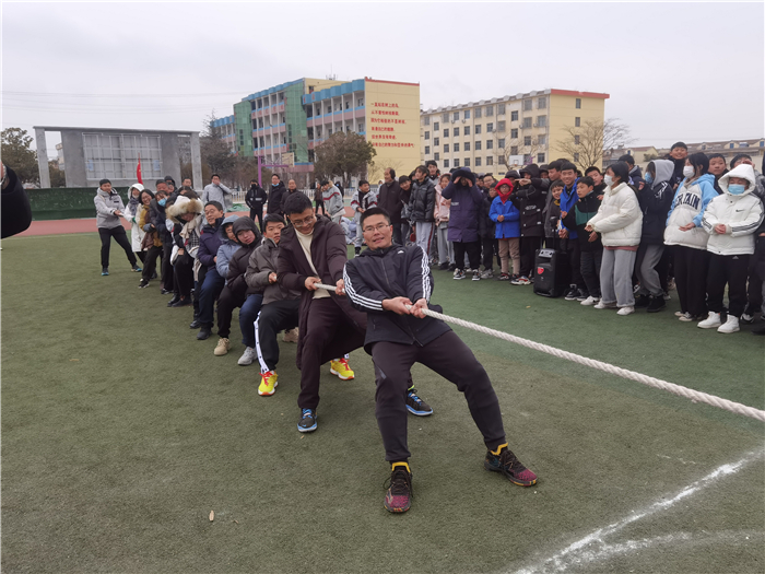 港头中学举行迎新年教职工拔河比赛