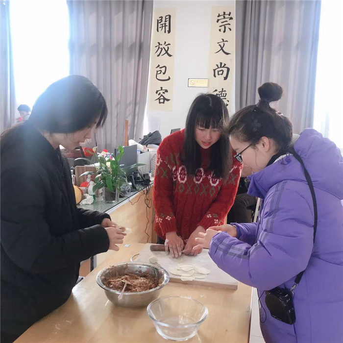 和谐一家亲?饺子暖人心——港头中学举行庆新年包饺子活动