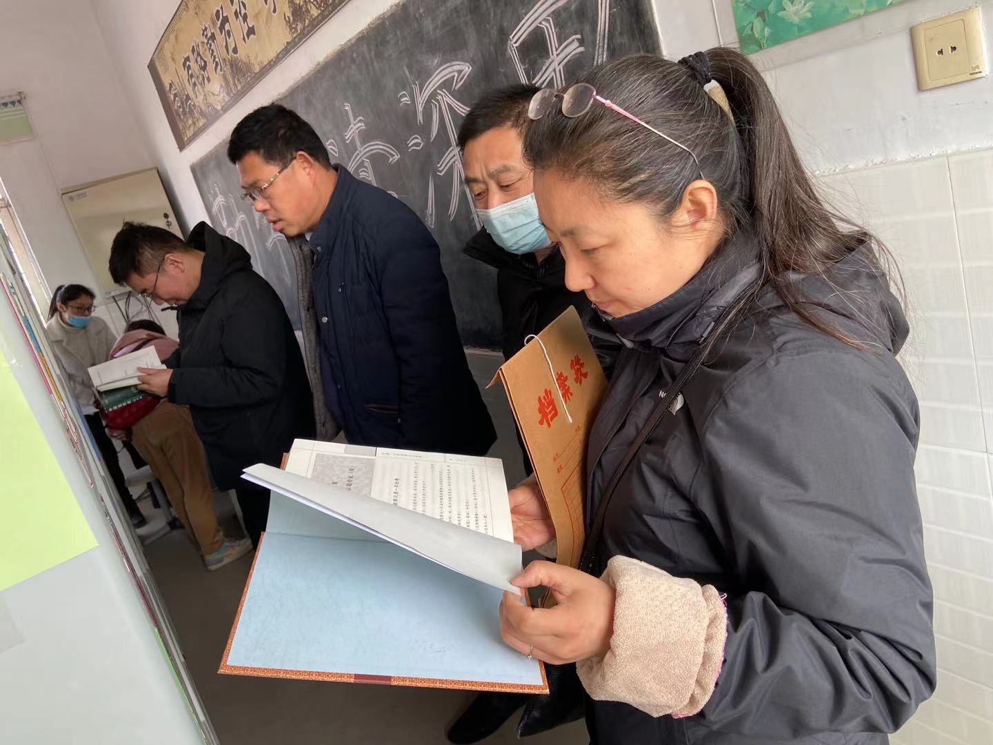 徐州市图书检查组莅临马陵山镇玄庙小学图书室指导工作