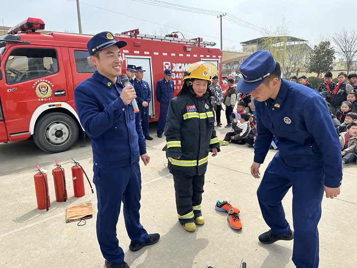 马陵山镇黄甲小学联合消防大队开展消防安全演练