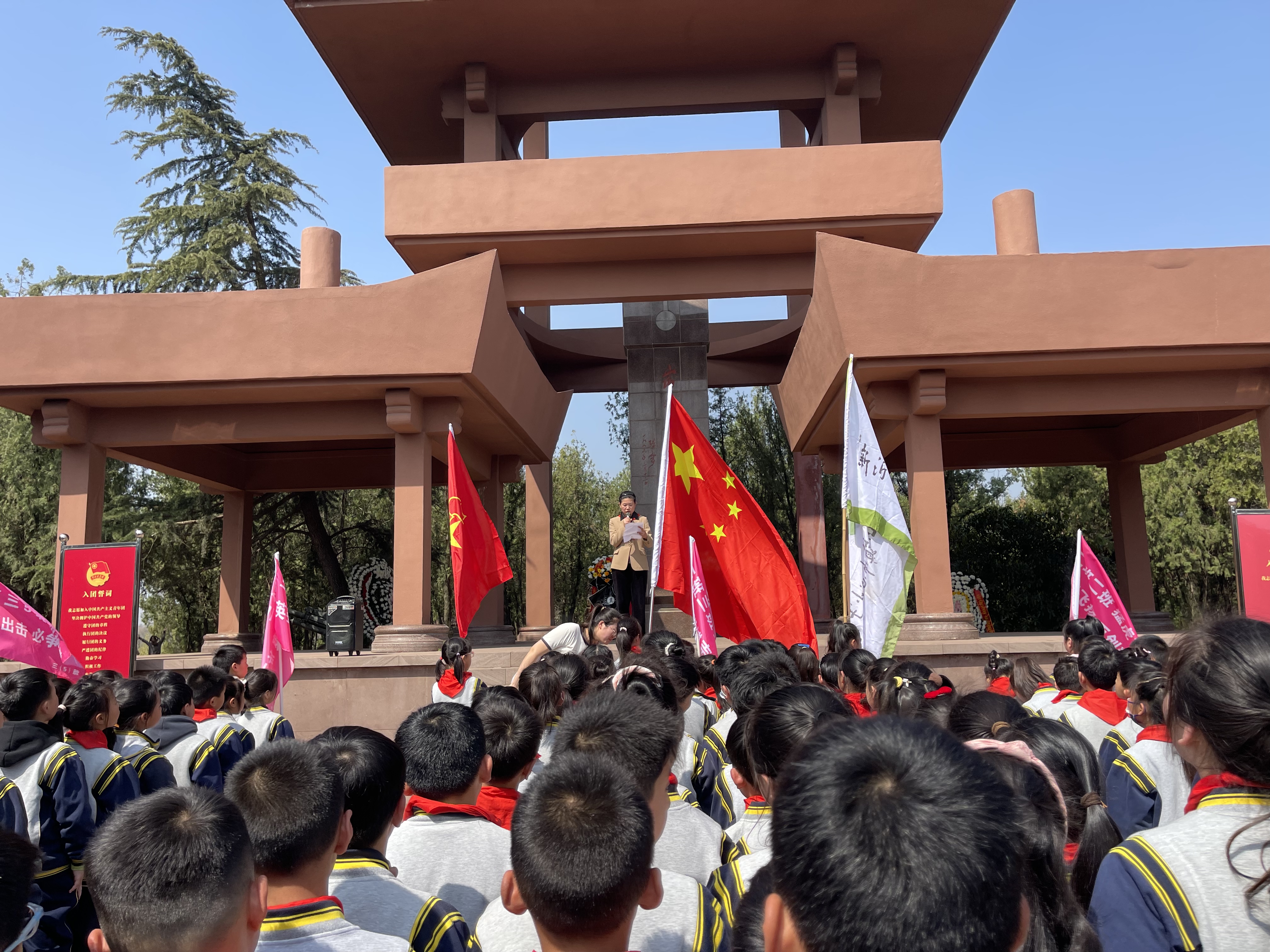 鲜花祭英烈 薪火育新人 ——新沂市马陵山镇中心小学举行清明祭扫活动