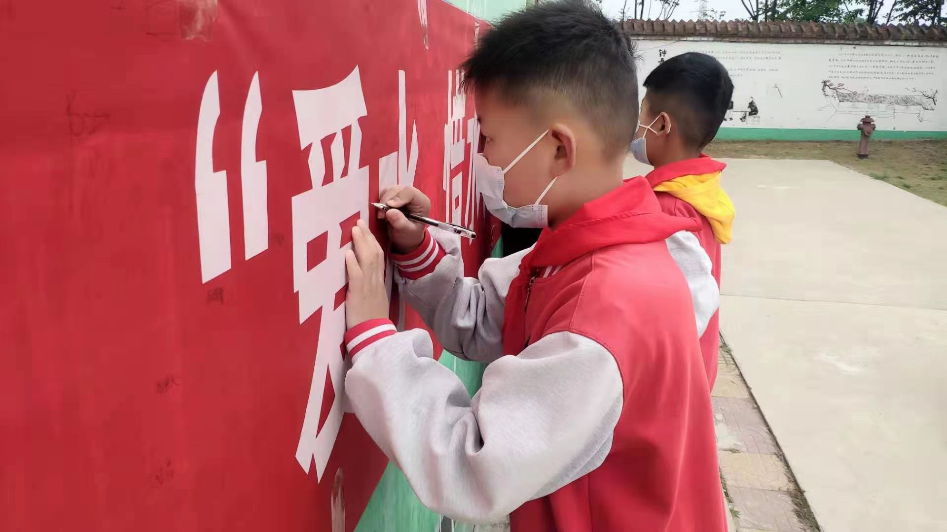 钟吾小学举办“树立‘爱水、惜水、节水’意识，养成节水好习惯”宣传活动