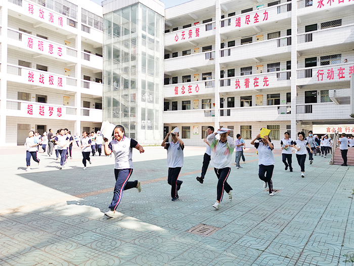 【安全与健康】居安思危，提升应急能力；未雨绸缪，筑牢平安防线 ——新沂市东华高级中学举行防震减灾应急疏散演练