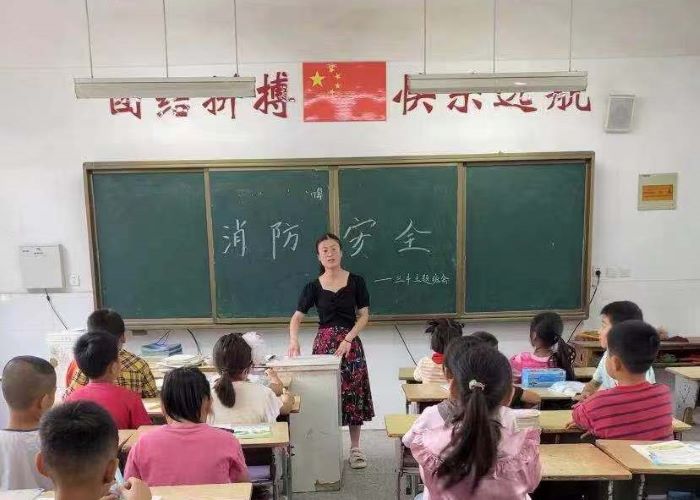 杜绝安全隐患 生命只有一次  ——阿湖小学开展新学期“消防安全教育”主题班会活动